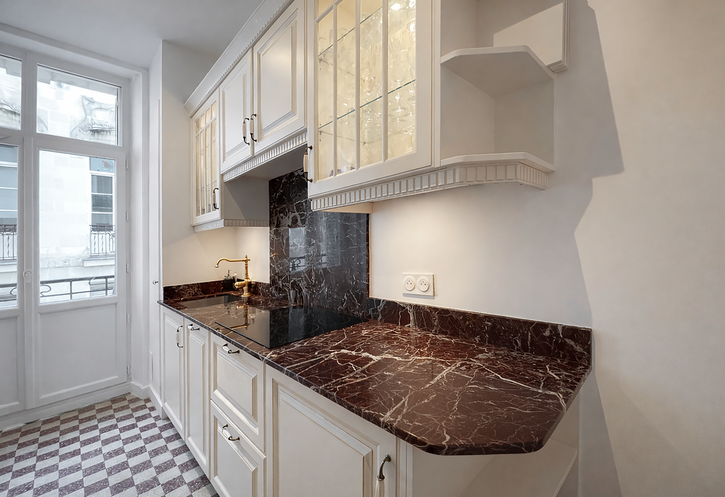 Cuisine sur mesure avec marbre rouge dans un appartement haussmannien à Angers